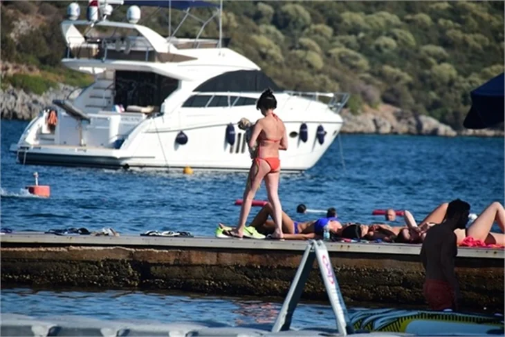 Gonca Vuslateri bikinili yakalandı!