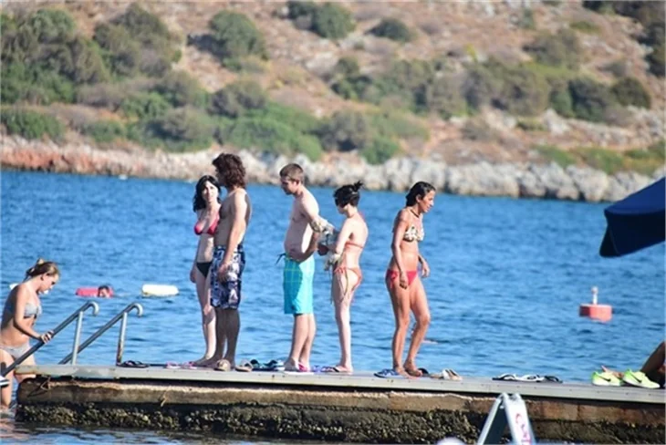 Gonca Vuslateri bikinili yakalandı!