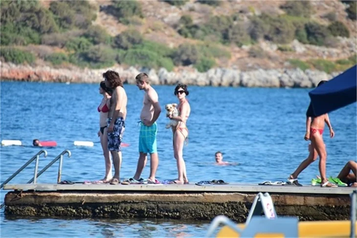 Gonca Vuslateri bikinili yakalandı!