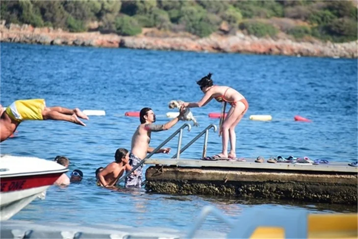 Gonca Vuslateri bikinili yakalandı!