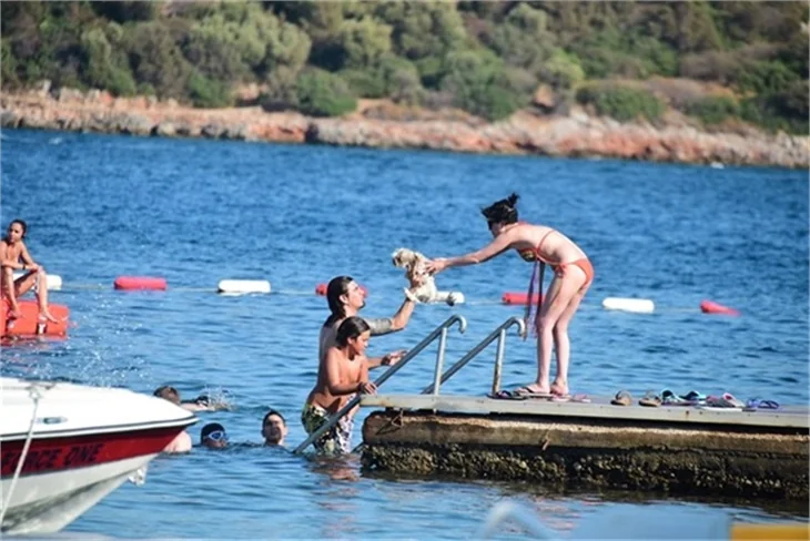 Gonca Vuslateri bikinili yakalandı!
