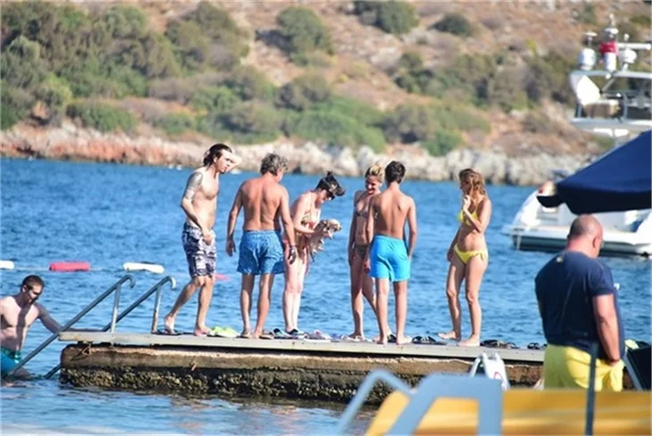 Gonca Vuslateri bikinili yakalandı!