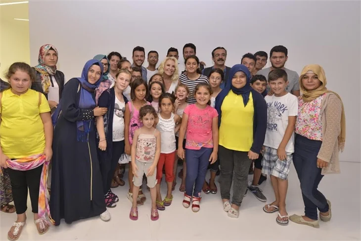“Kiralık Aşk”ın oyuncuları Somalı çocuklara kucak açtı