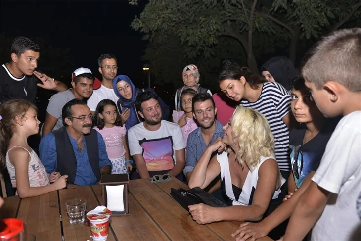 “Kiralık Aşk”ın oyuncuları Somalı çocuklara kucak açtı