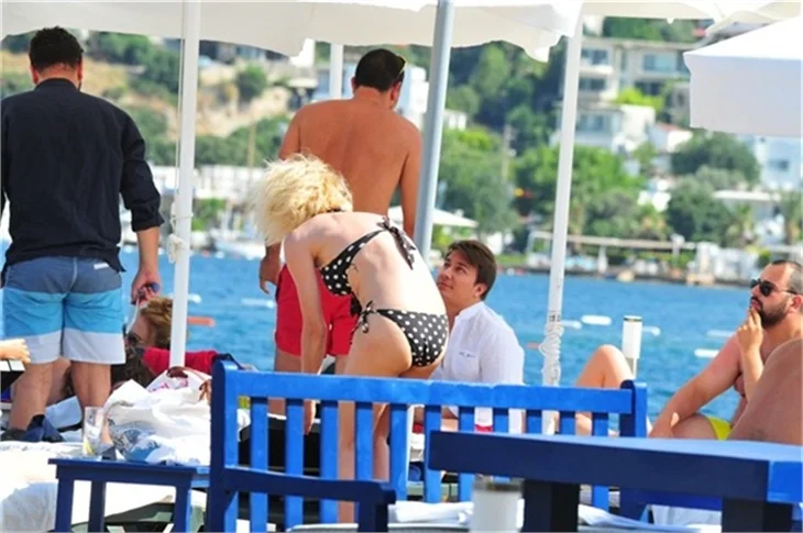 Öykü Serter tatilden vazgeçmiyor!