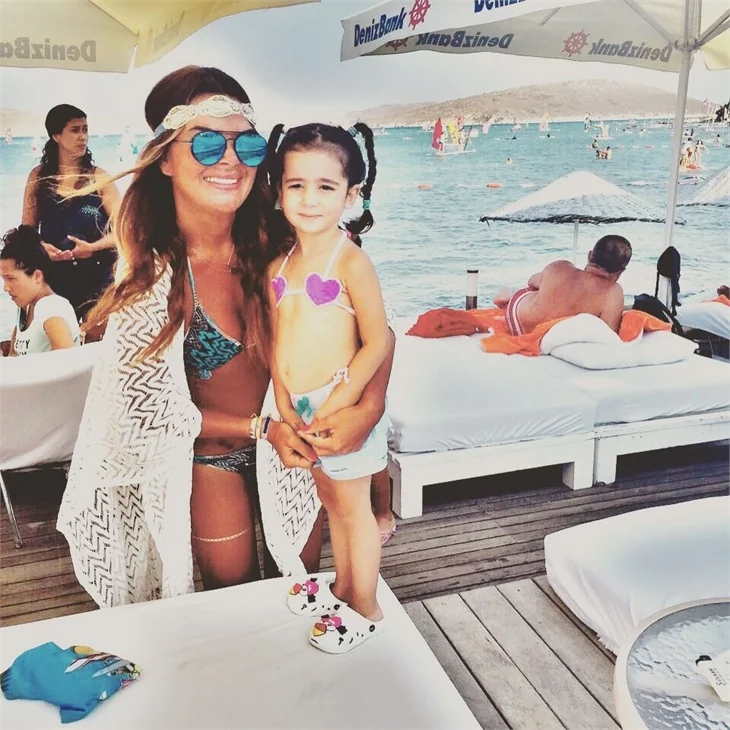 Özlem Yıldız'dan bikinili paylaşımlar