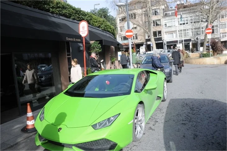 Asena Erkin otomobilini satamadı