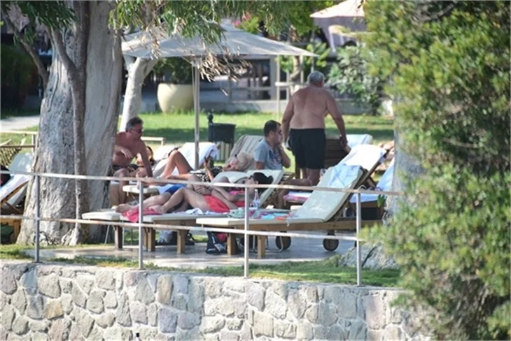 Halil Sezai sevgilisini öp öp doyamadı!