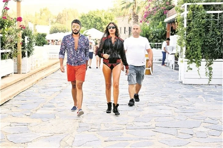 Süreyya Yalçın sokakta böyle gezdi