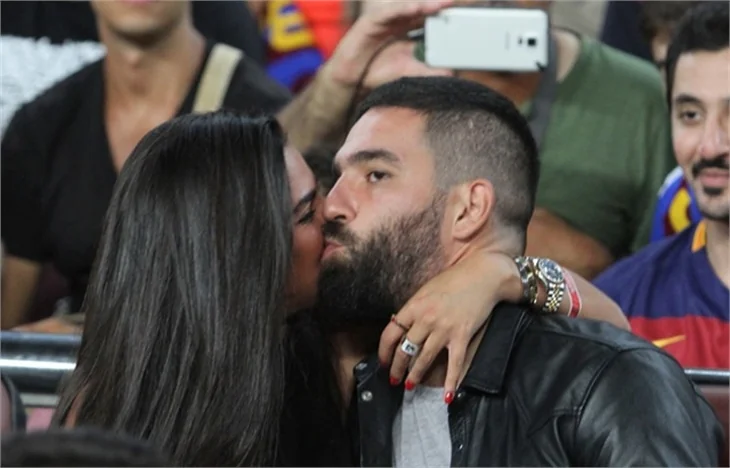 Arda, Aslıhan'ı öpücüklere boğdu