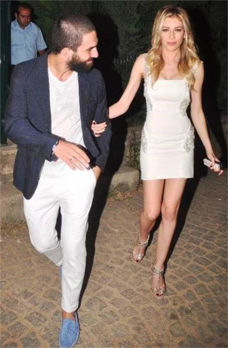 Arda Turan geldi, Sinem Kobal kaçtı
