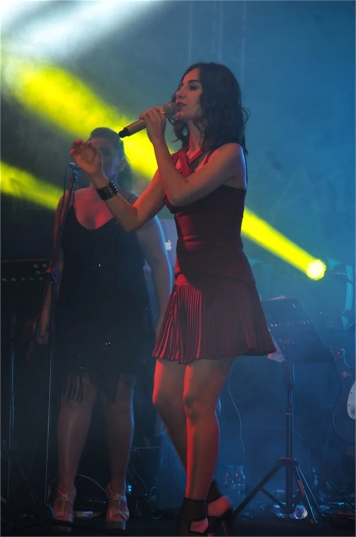 Aşkına şarkı yazdı