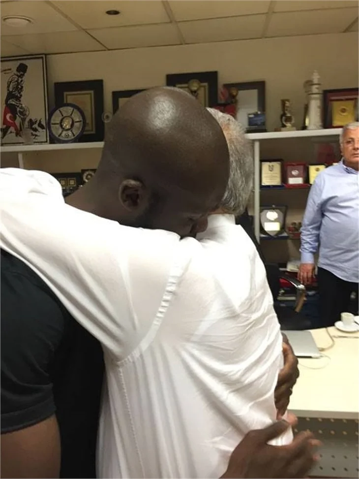 Moussa Sow ağladı, ağlattı!