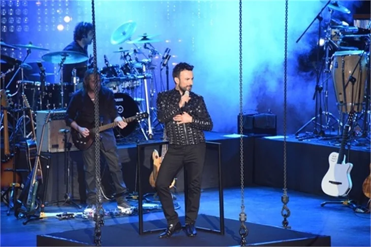 Tarkan'ın sahnede zor anları!