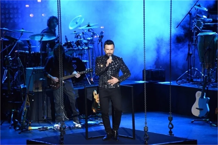 Tarkan'ın sahnede zor anları!