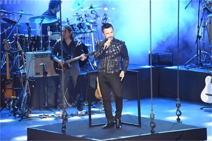Tarkan'ın sahnede zor anları!