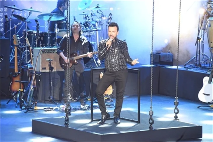 Tarkan'ın sahnede zor anları!