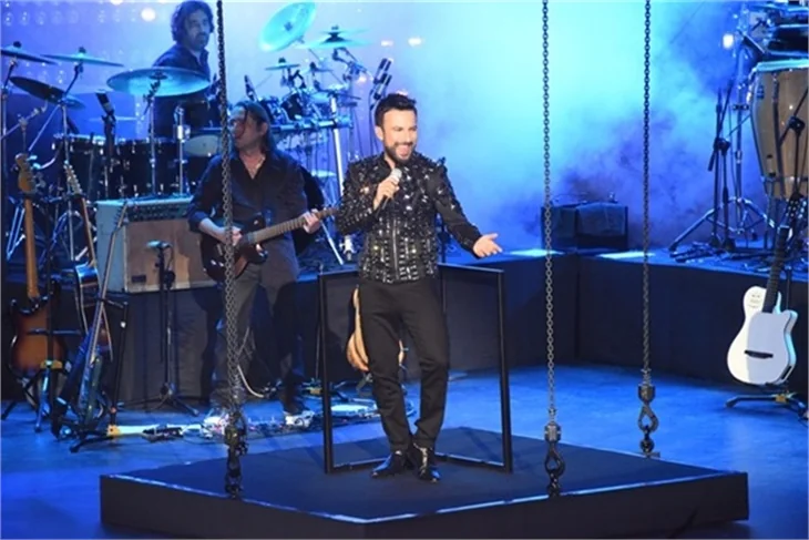 Tarkan'ın sahnede zor anları!