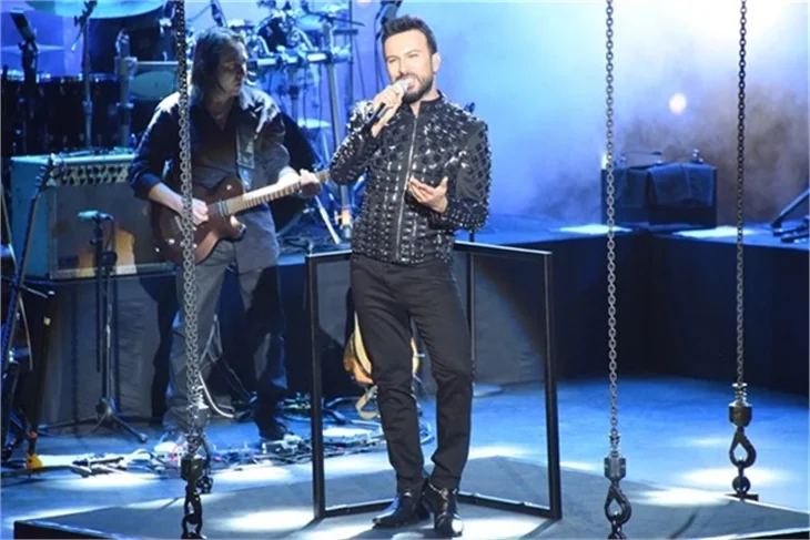 Tarkan'ın sahnede zor anları!