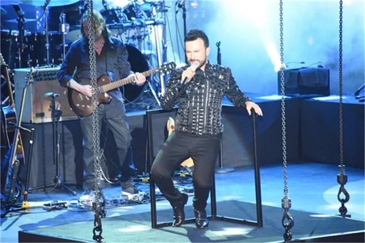 Tarkan'ın sahnede zor anları!