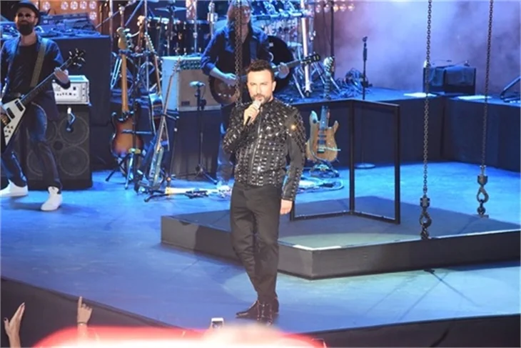 Tarkan'ın sahnede zor anları!