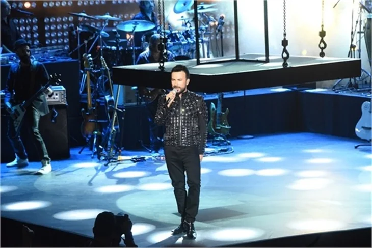 Tarkan'ın sahnede zor anları!