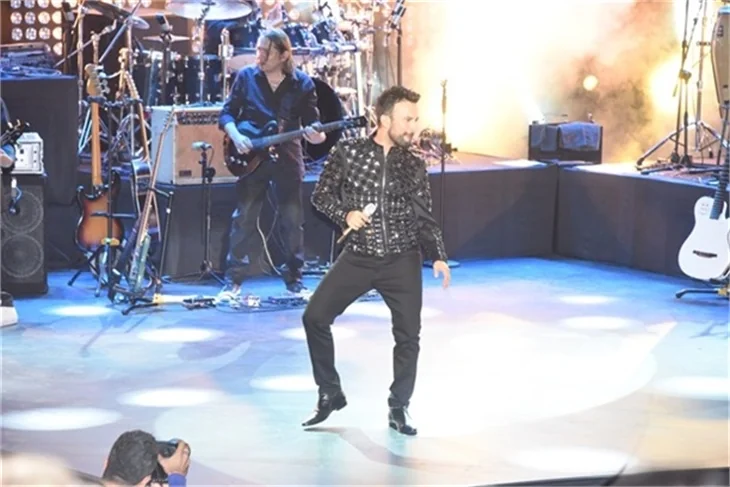 Tarkan'ın sahnede zor anları!
