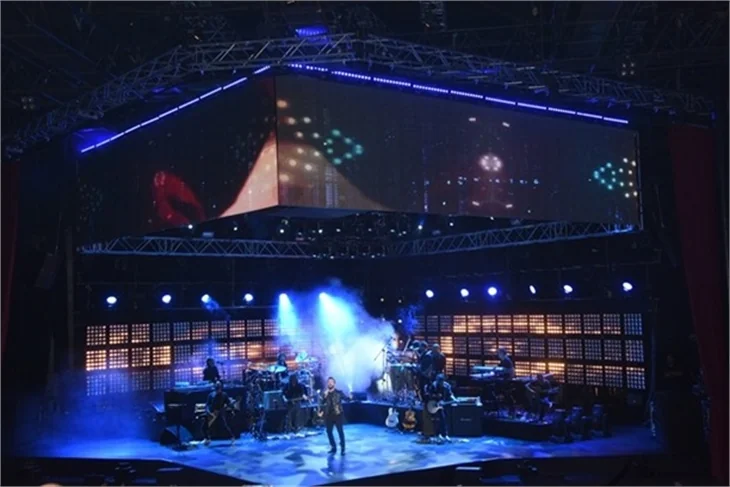Tarkan'ın sahnede zor anları!