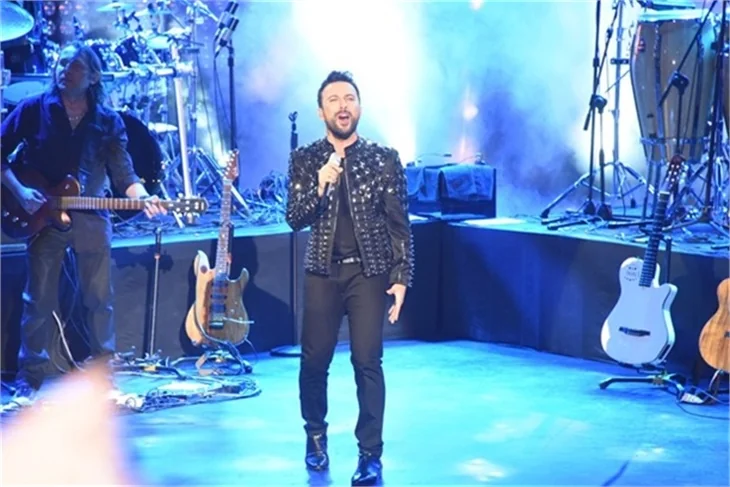 Tarkan'ın sahnede zor anları!