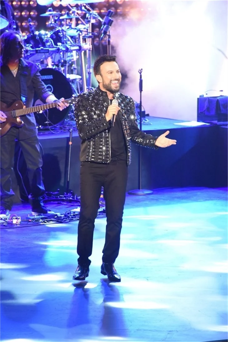 Tarkan'ın sahnede zor anları!
