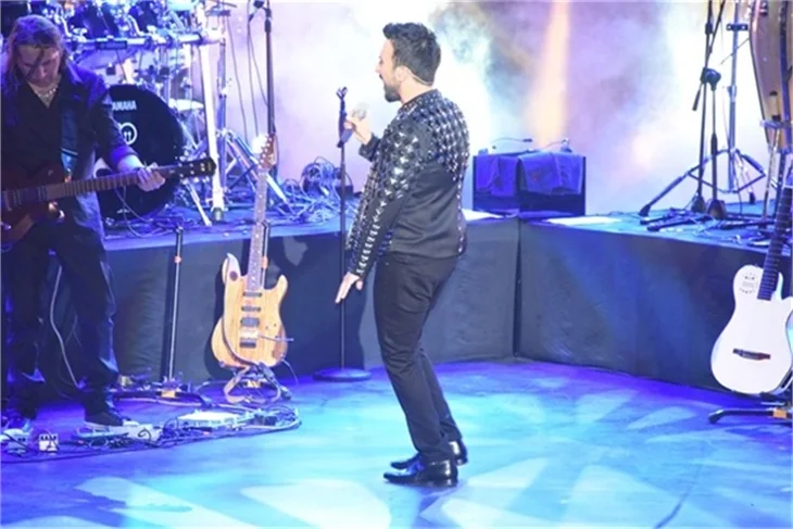 Tarkan'ın sahnede zor anları!
