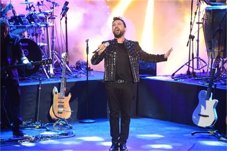 Tarkan'ın sahnede zor anları!