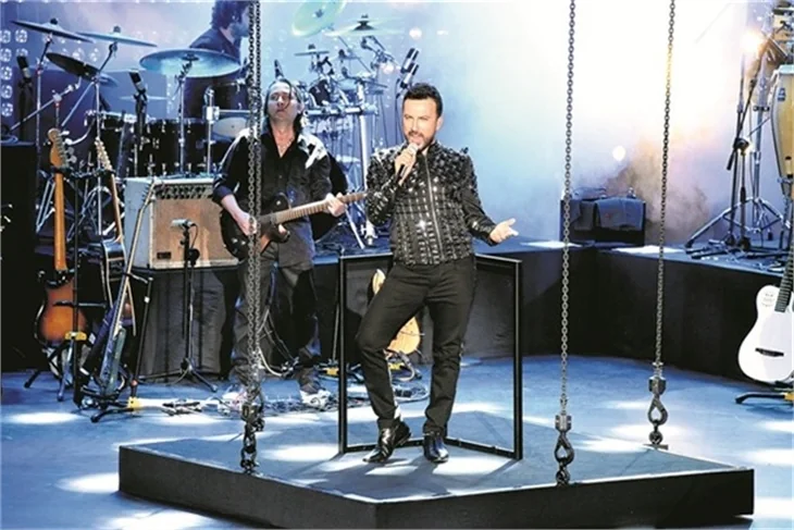 Tarkan'ın sahnede zor anları!