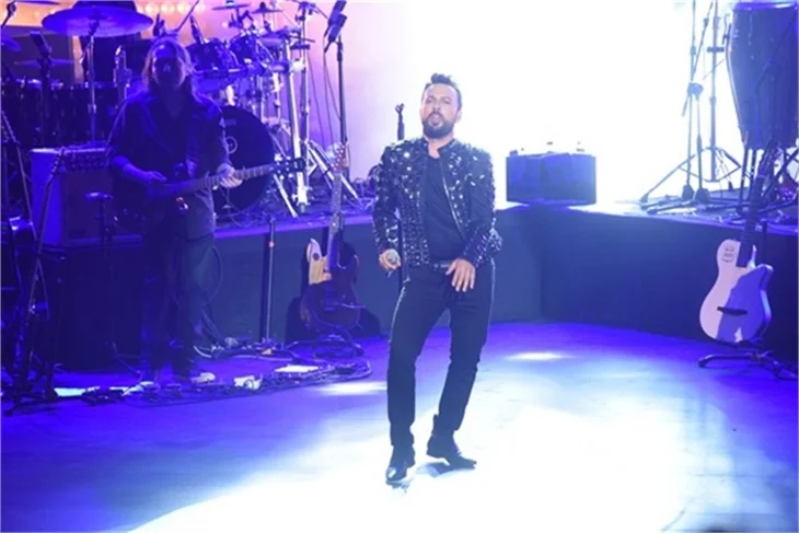 Tarkan'ın sahnede zor anları!