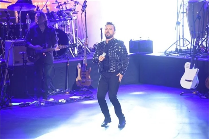 Tarkan'ın sahnede zor anları!