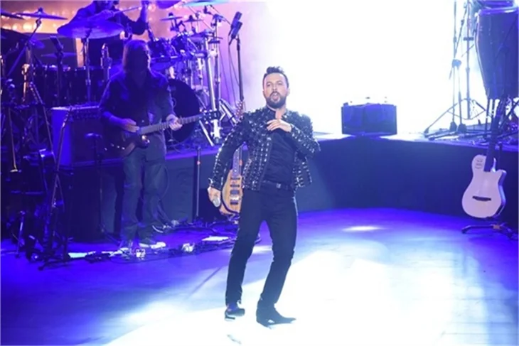 Tarkan'ın sahnede zor anları!