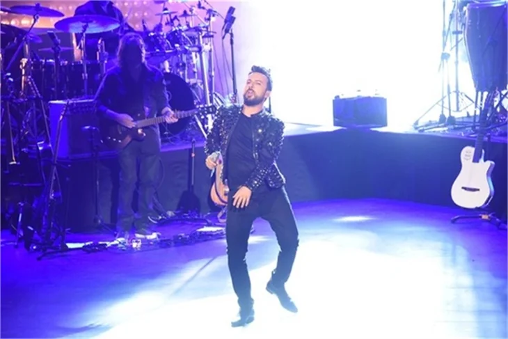 Tarkan'ın sahnede zor anları!