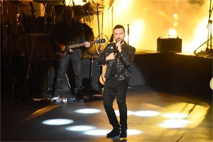 Tarkan'ın sahnede zor anları!
