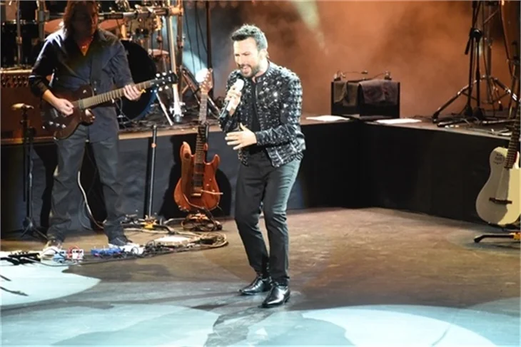 Tarkan'ın sahnede zor anları!