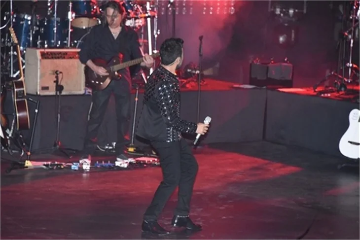 Tarkan'ın sahnede zor anları!