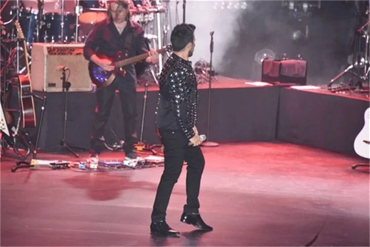 Tarkan'ın sahnede zor anları!