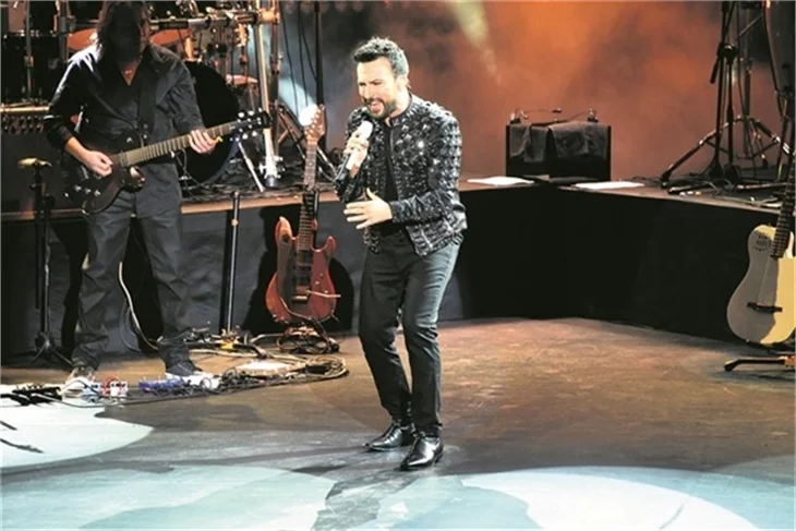 Tarkan'ın sahnede zor anları!
