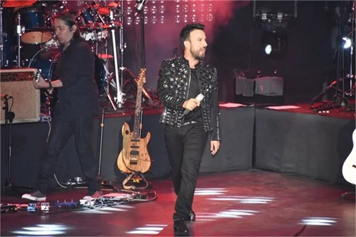 Tarkan'ın sahnede zor anları!