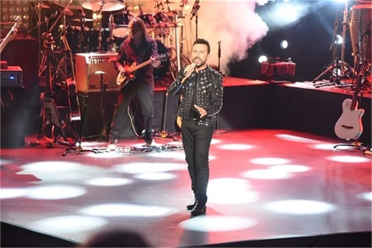 Tarkan'ın sahnede zor anları!