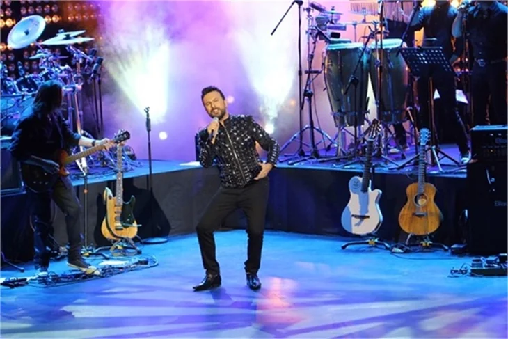Tarkan'ın sahnede zor anları!