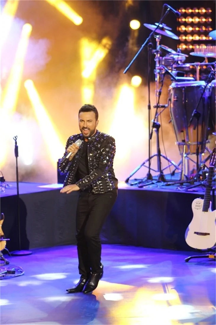Tarkan'ın sahnede zor anları!