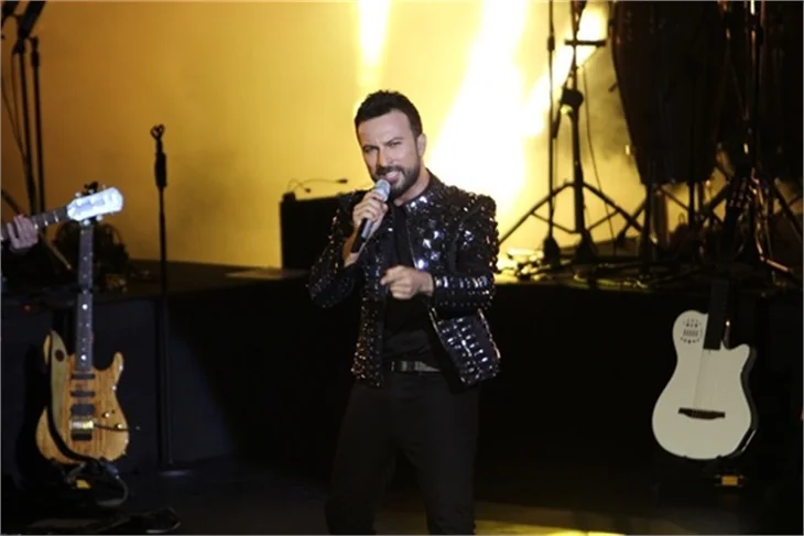 Tarkan'ın sahnede zor anları!