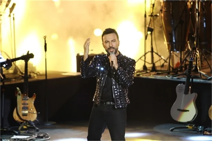 Tarkan'ın sahnede zor anları!