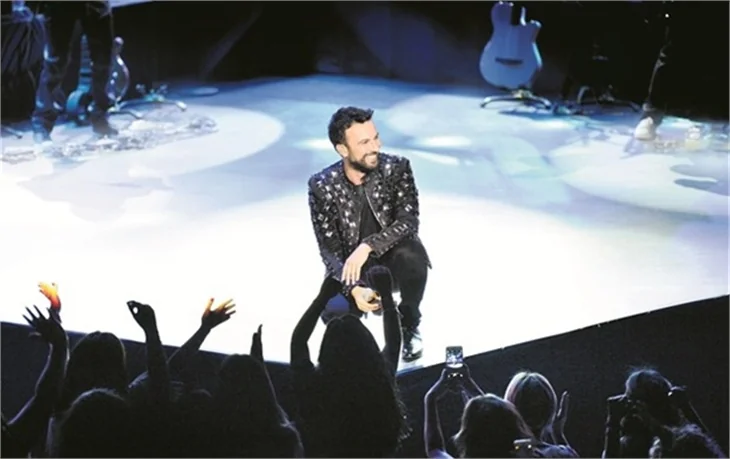 Tarkan'ın sahnede zor anları!