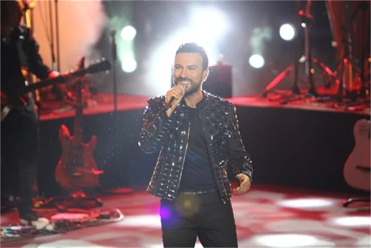 Tarkan'ın sahnede zor anları!